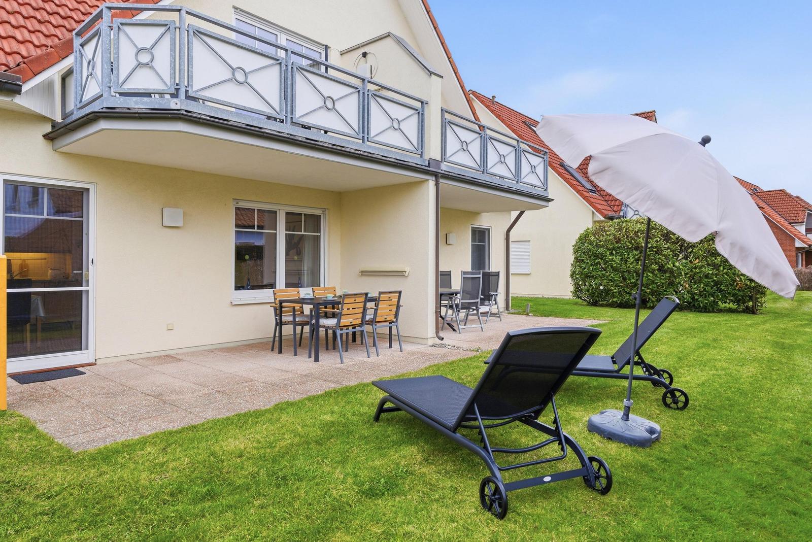 Terrasse mit Sonnenliegen