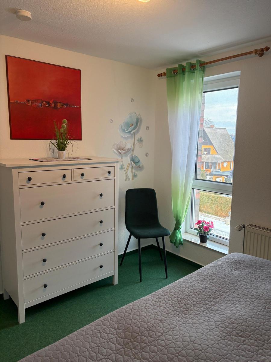 Kommode im Schlafzimmer mit Doppelbett