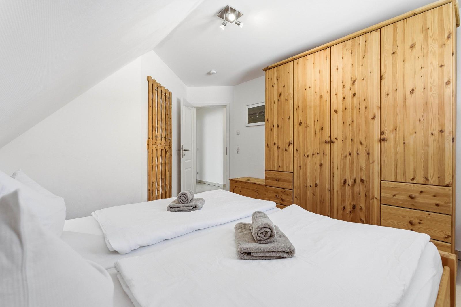 Schlafzimmer mit Doppelbett