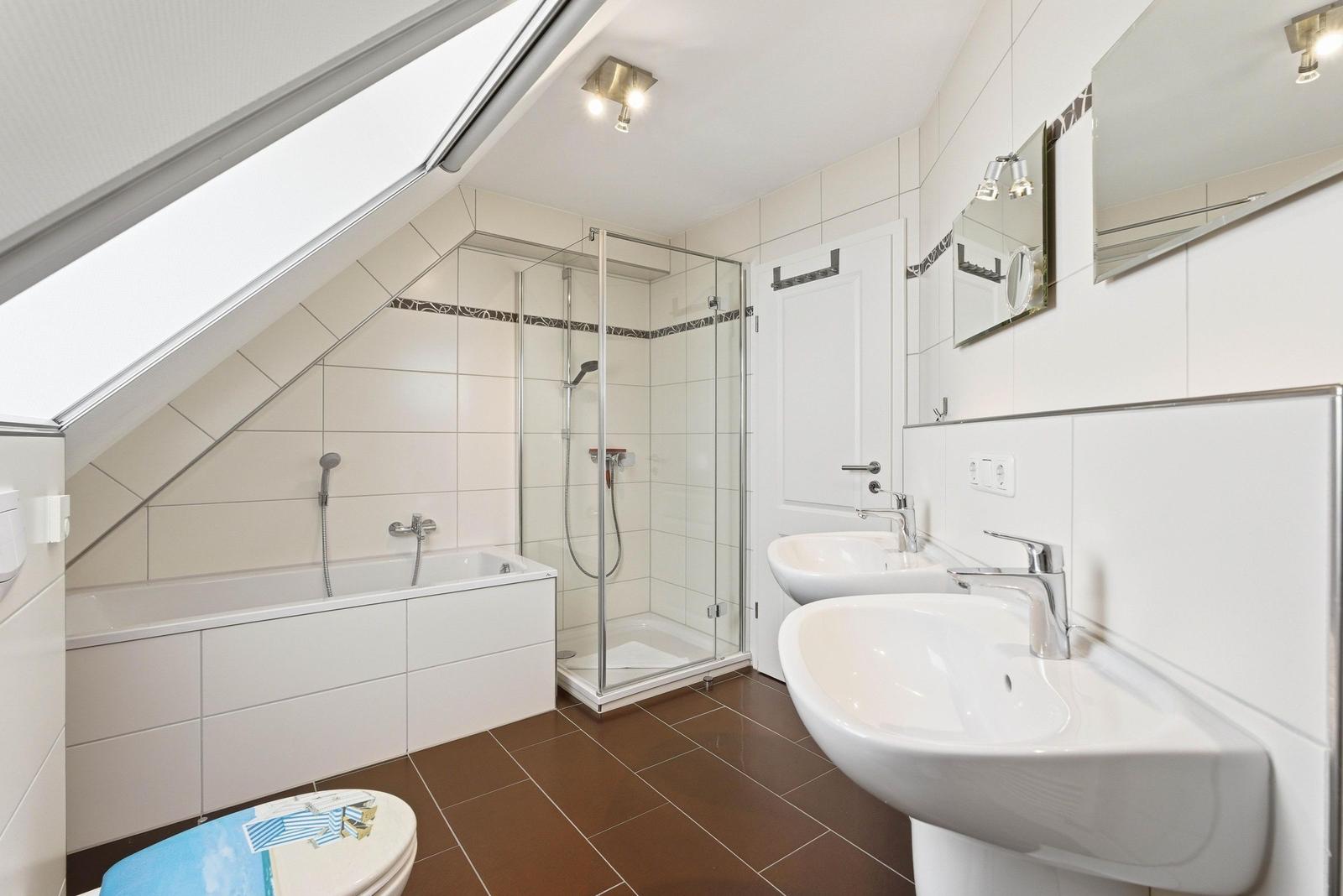 Bad mit Dusche, WC und Badewanne