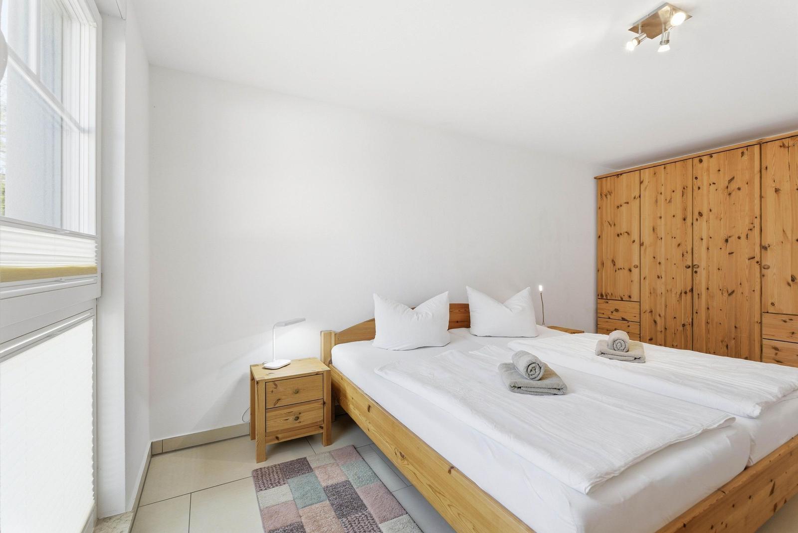 Schlafzimmer mit Doppelbett
