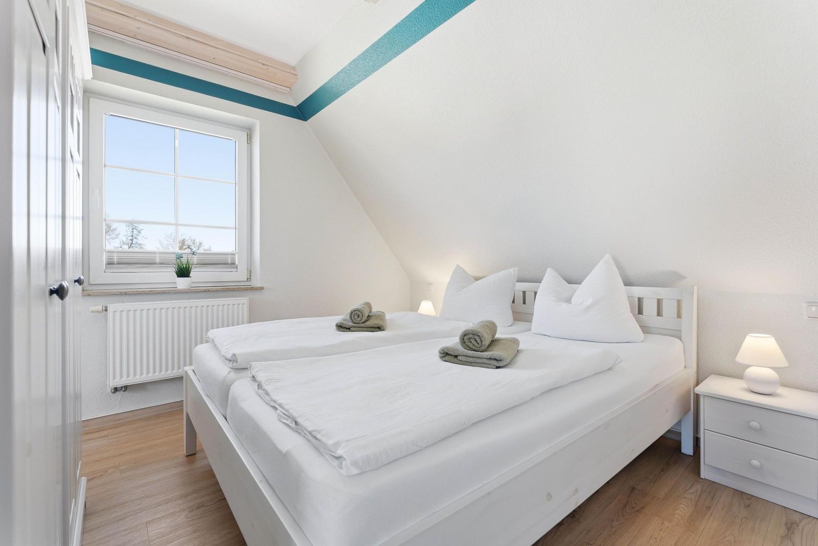 Schlafzimmer mit Doppelbett