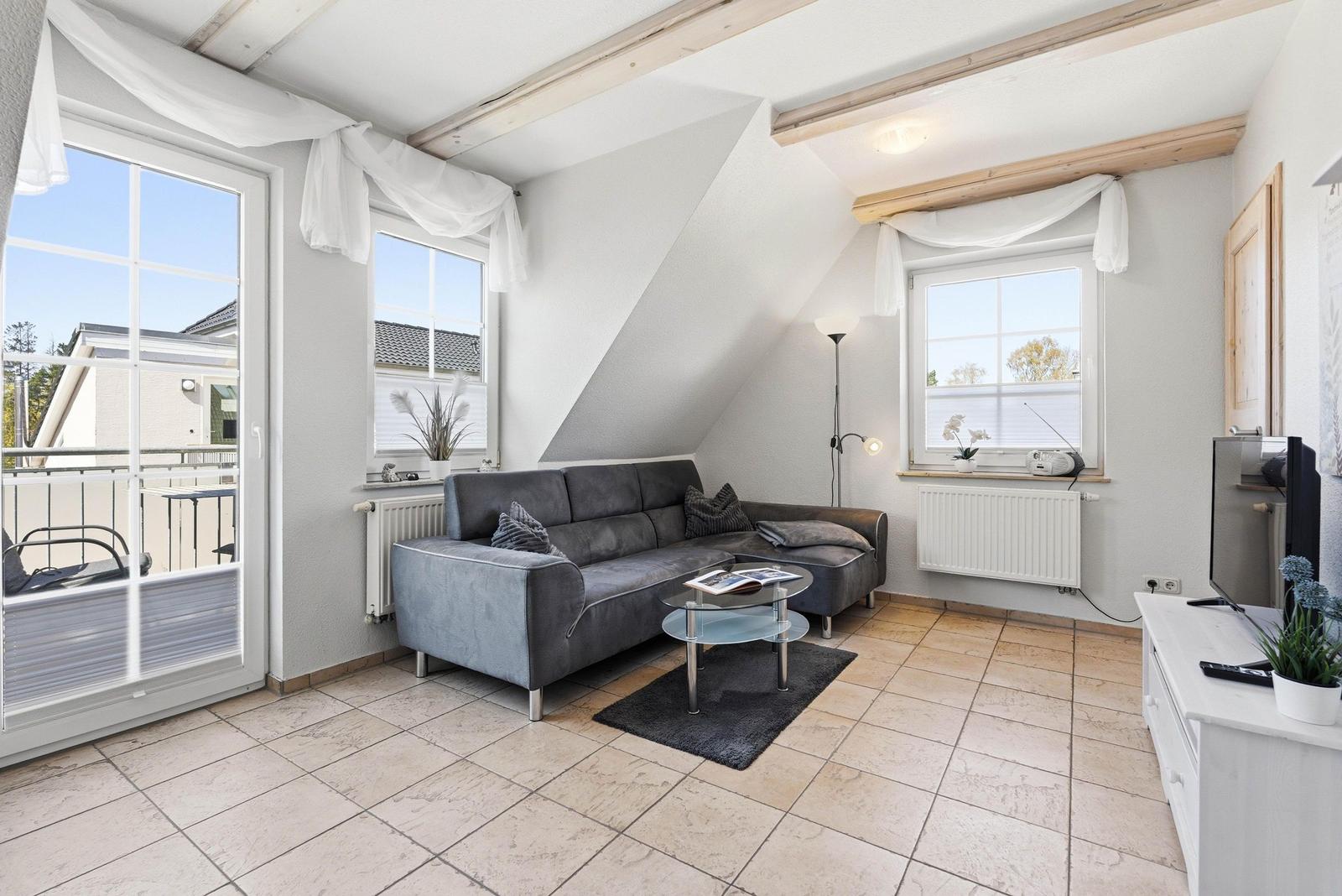 Wohnbereich mit Zugang zum Balkon