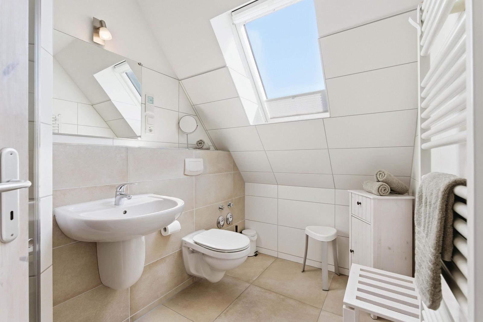 Bad mit Dusche und WC