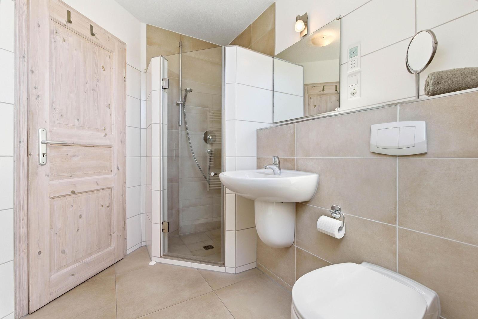 Bad mit Dusche und WC
