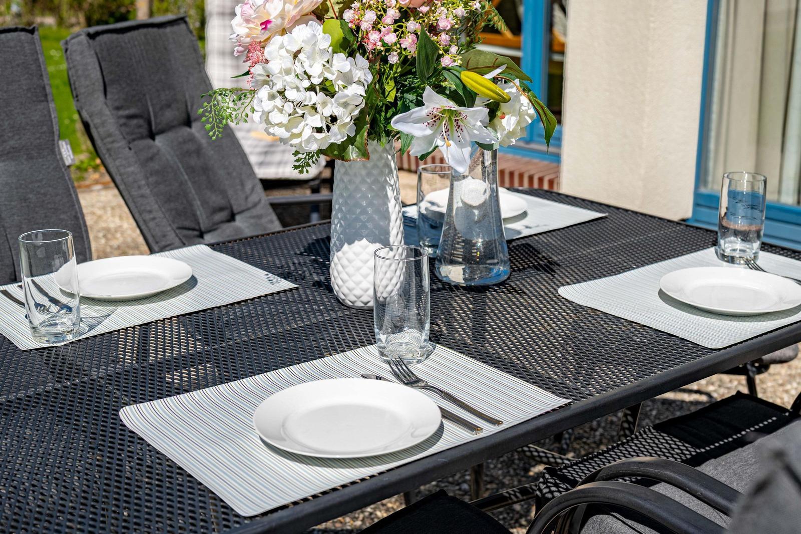 Esstisch auf der Terrasse