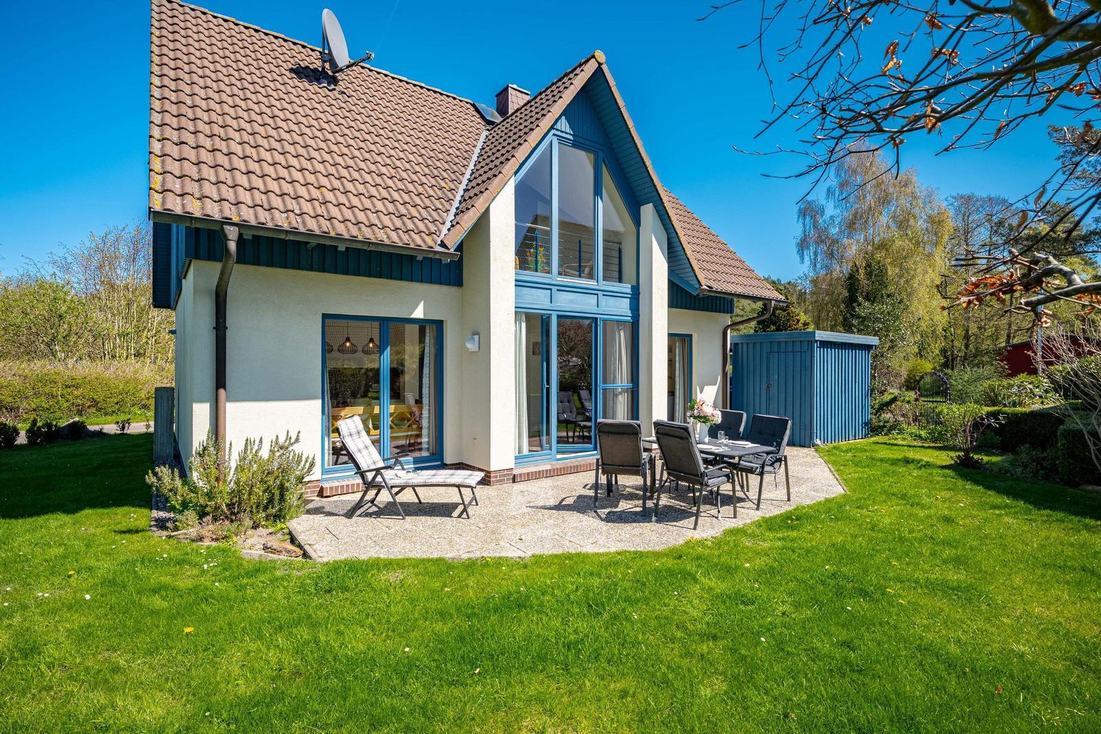 Blick auf das Haus und die Terrasse