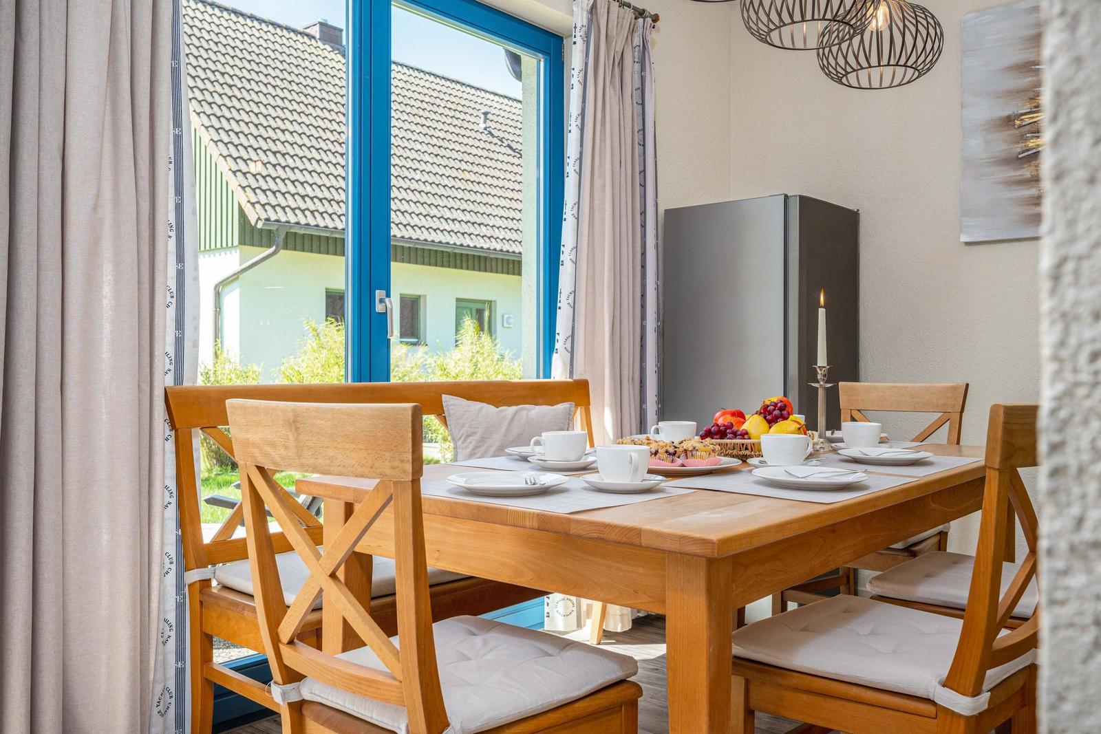 Blick auf den Esstisch in der offenen Küche