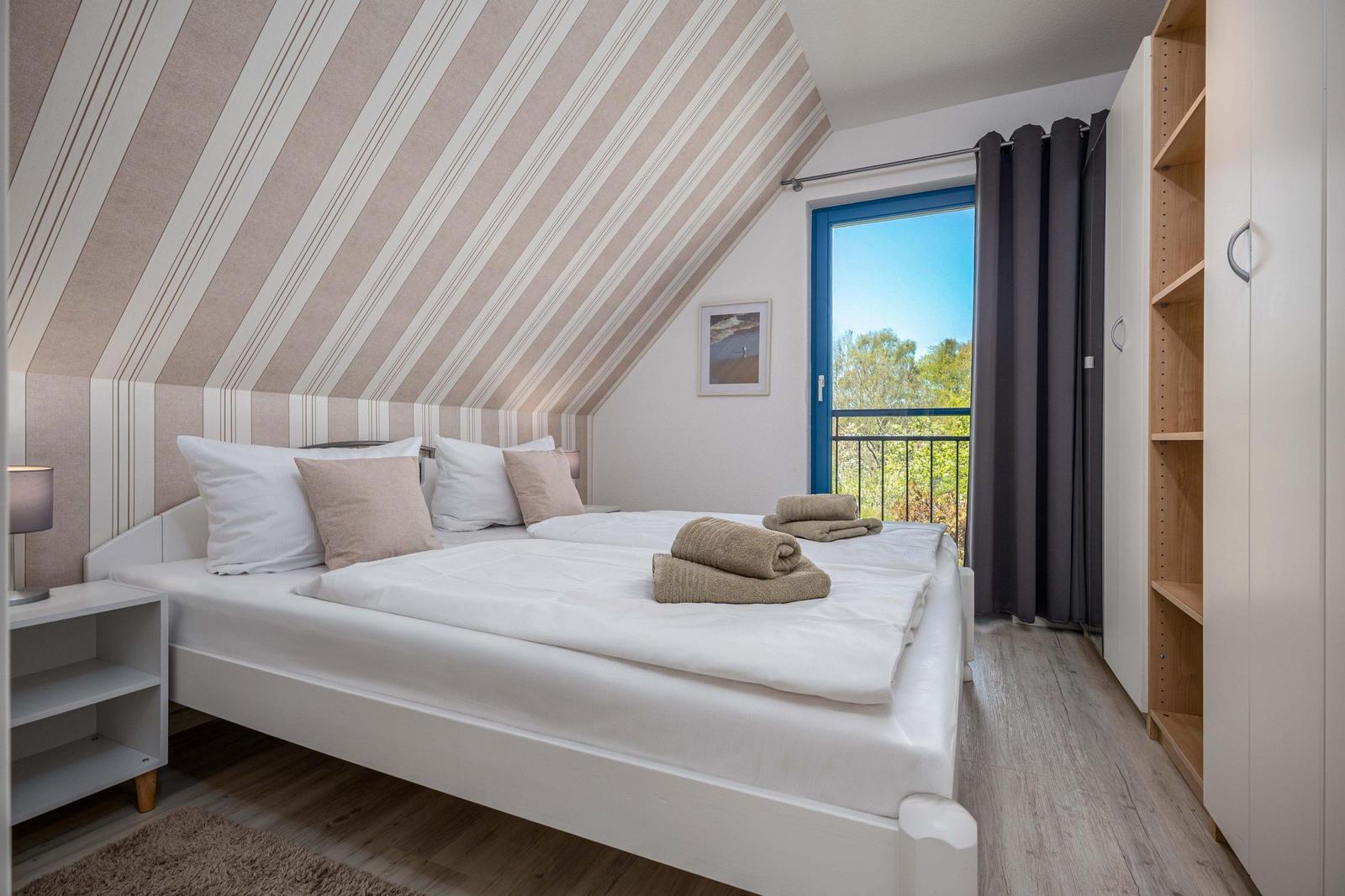 Schlafzimmer mit Doppelbett