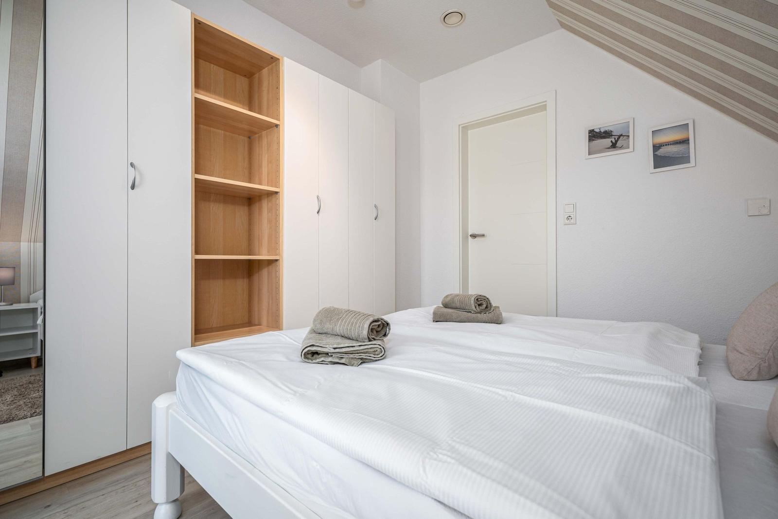Schlafzimmer mit Doppelbett
