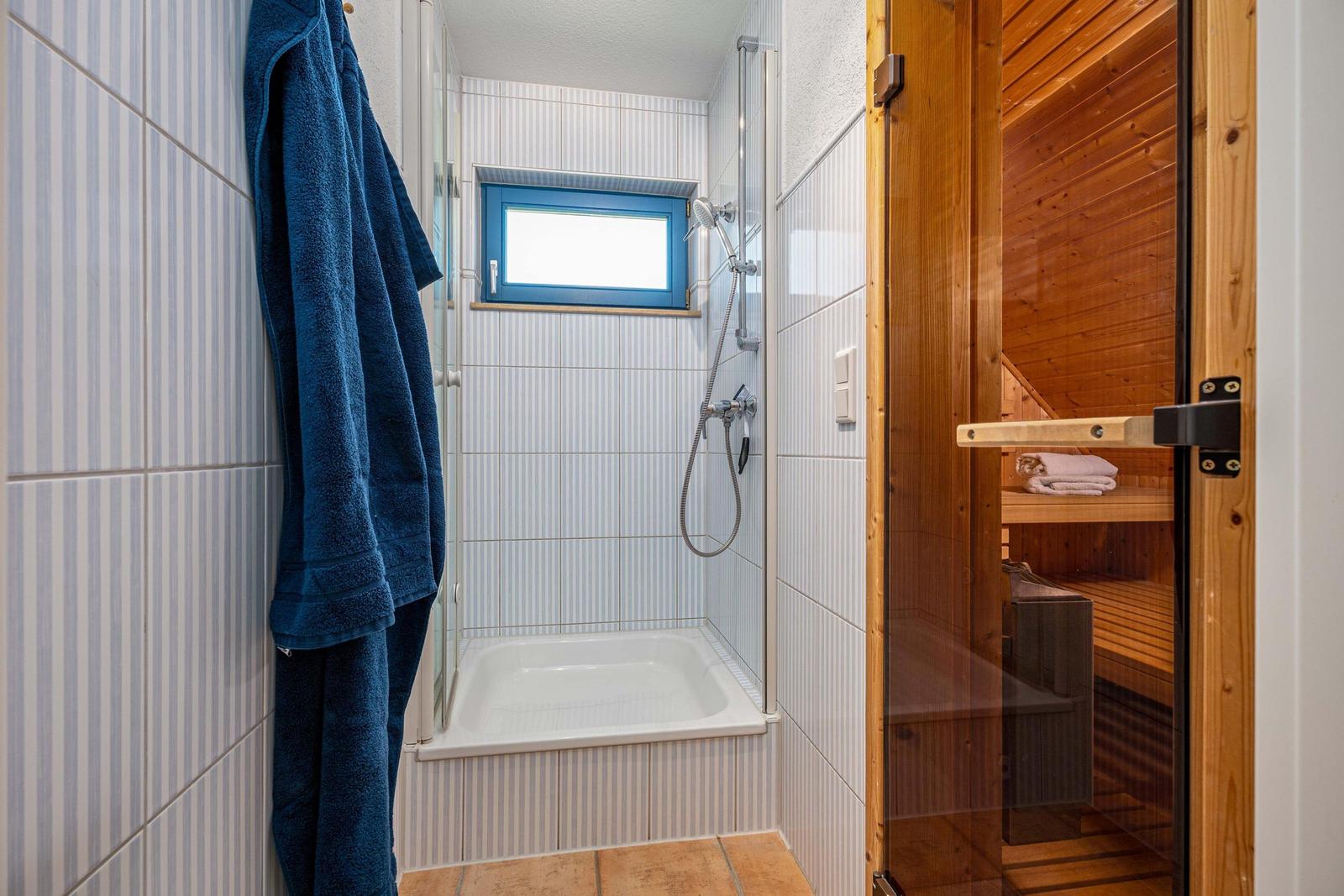 Dusche mit Saunabereich