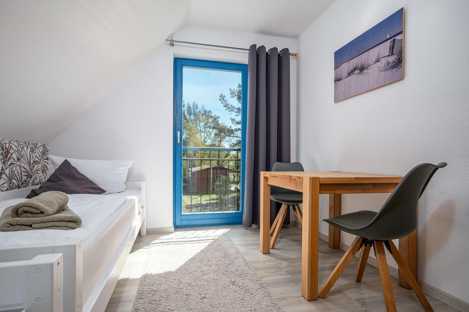 Schlafzimmer mit zwei Einzelbetten