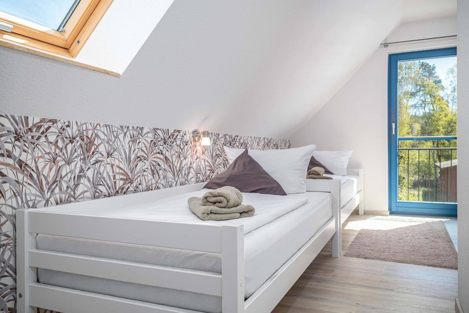 Schlafzimmer mit zwei Einzelbetten