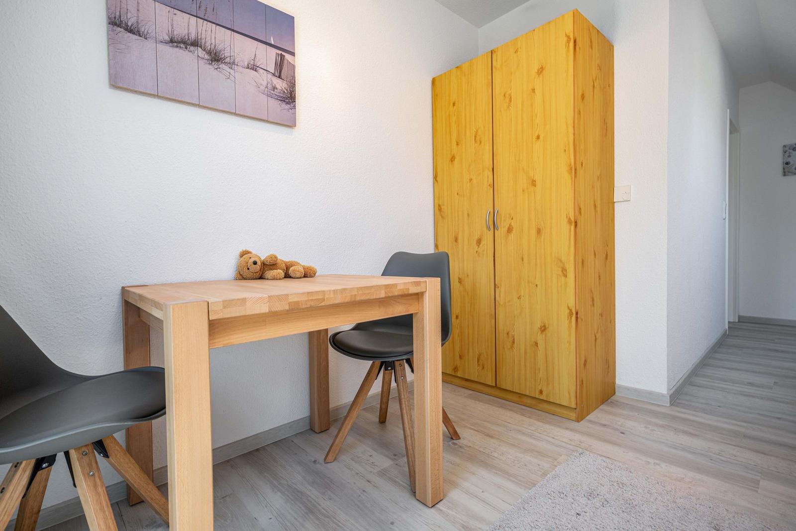 Schlafzimmer mit zwei Einzelbetten