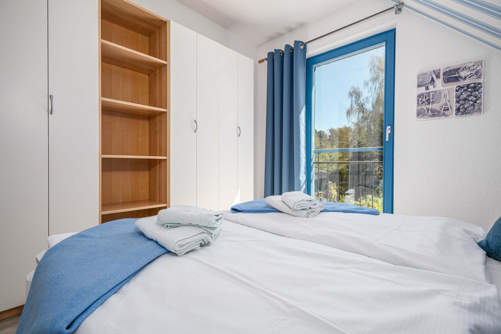 Schlafzimmer mit Doppelbett