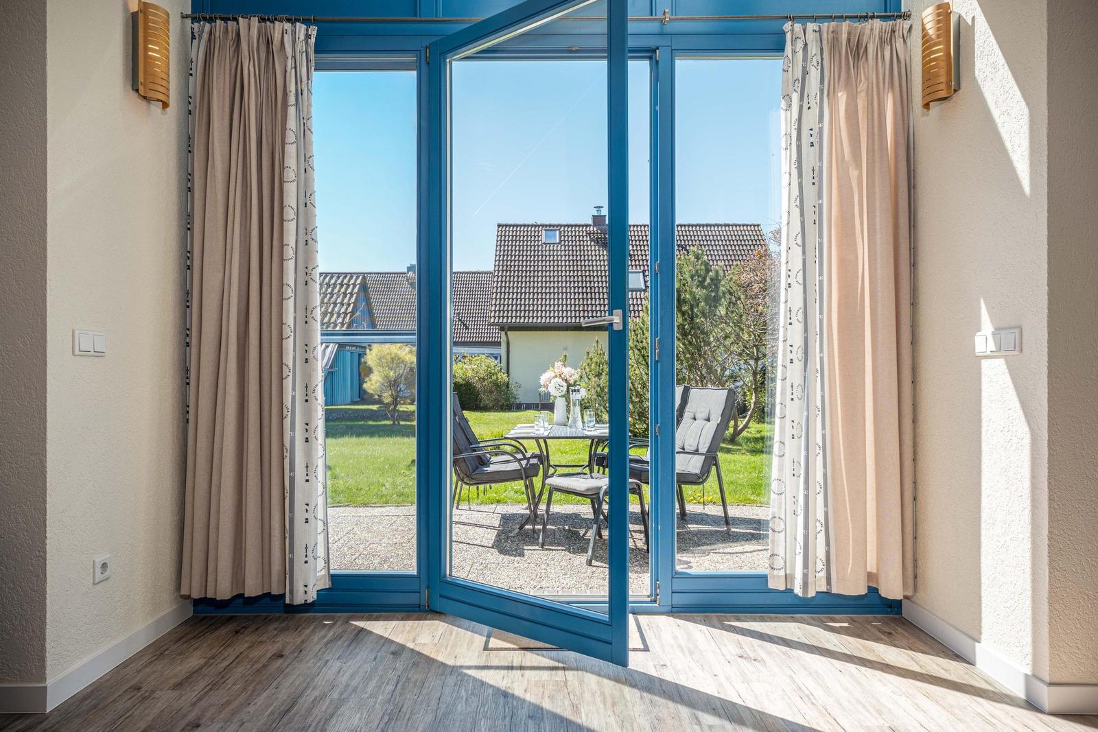 Wohnbereich mit Zugang zur Terrasse