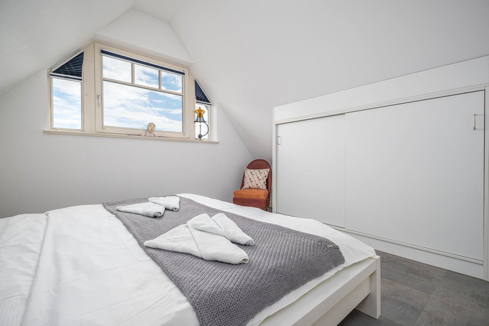 Schlafzimmer mit Doppelbett