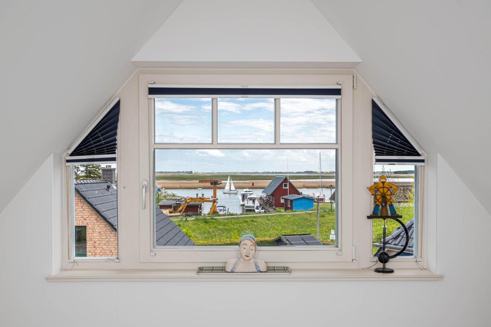 Blick aus dem Schlafzimmerfenster auf den Bodden