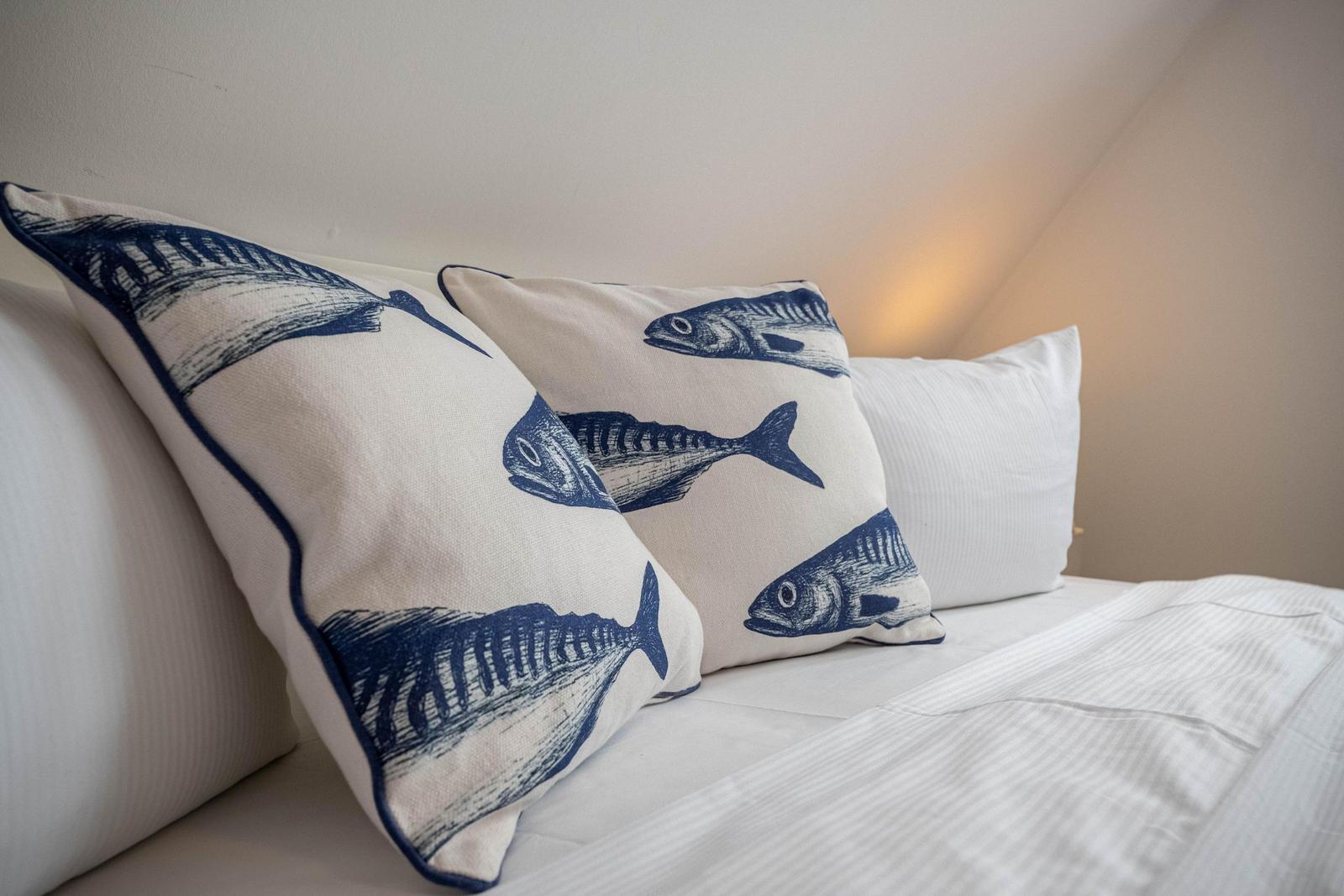 Detailaufnahme der Dekokissen auf dem Bett