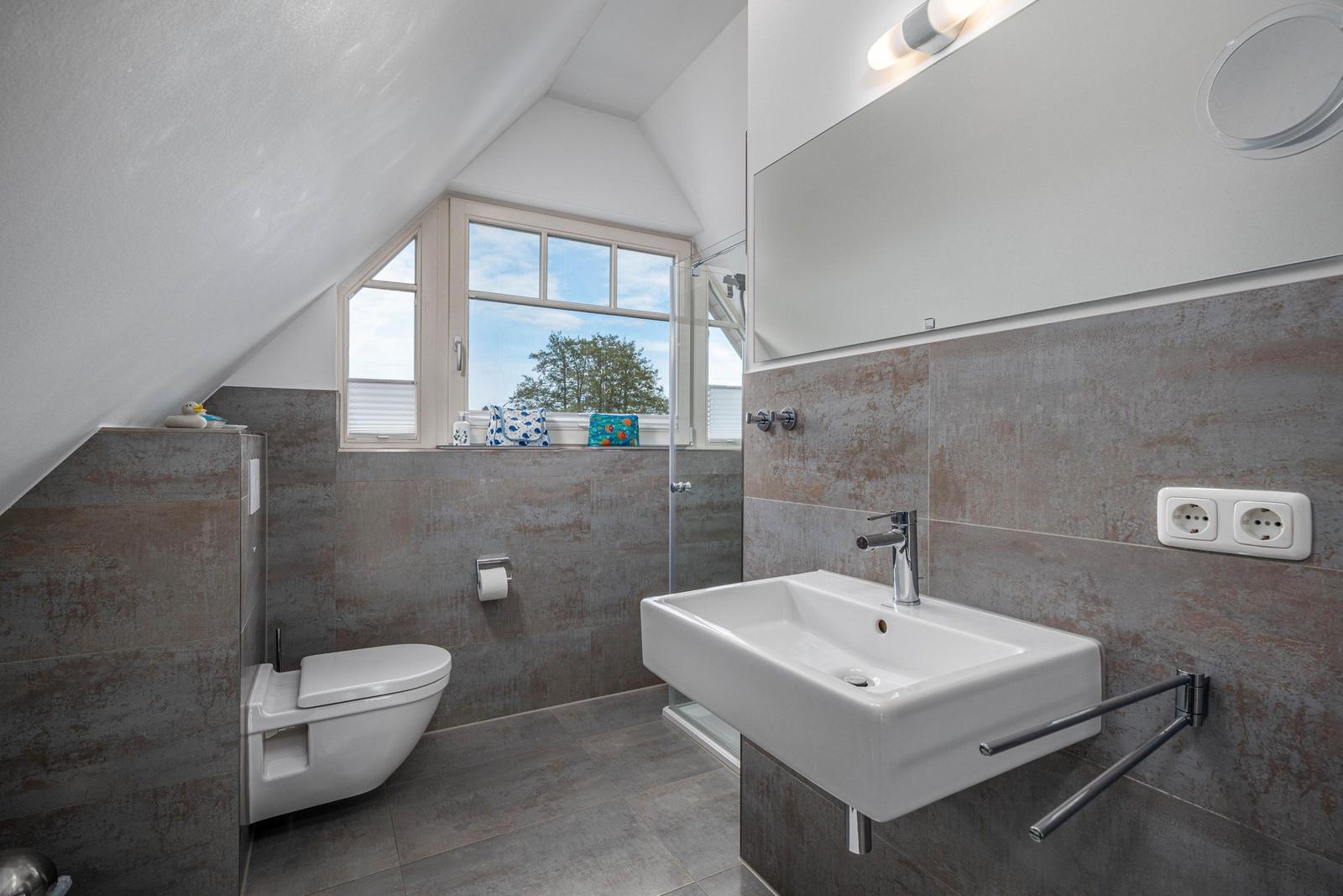 Bad mit Dusche und WC