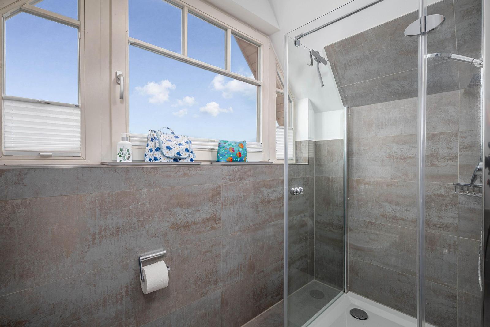 Bad mit Dusche und WC