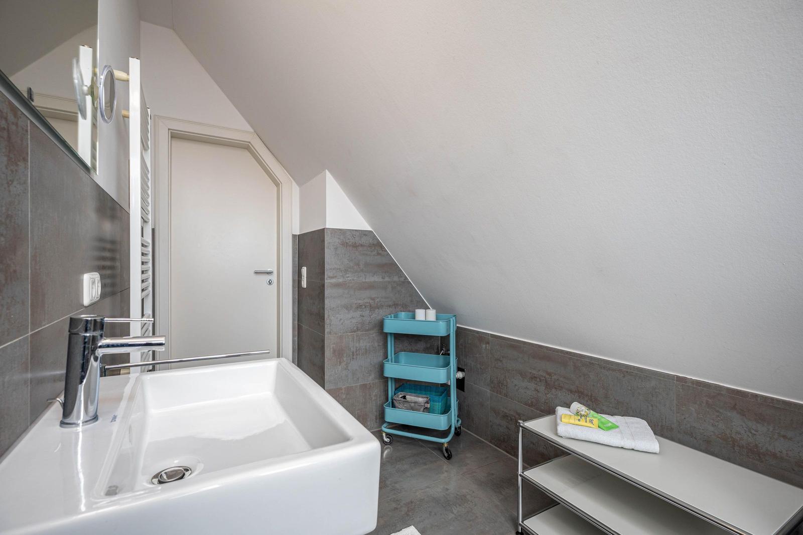 Bad mit Dusche und WC