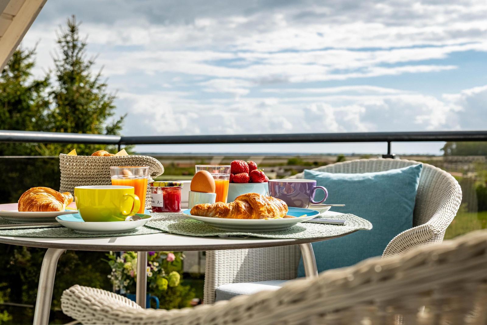 Balkon mit gedeckten Esstisch