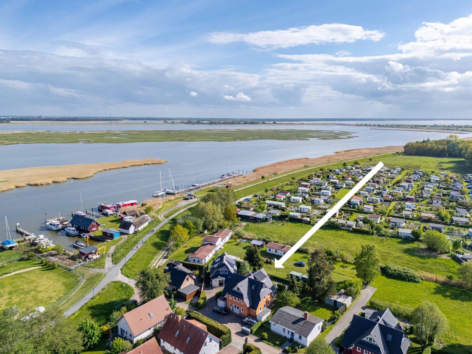Blick auf das Haus und den Bodden
