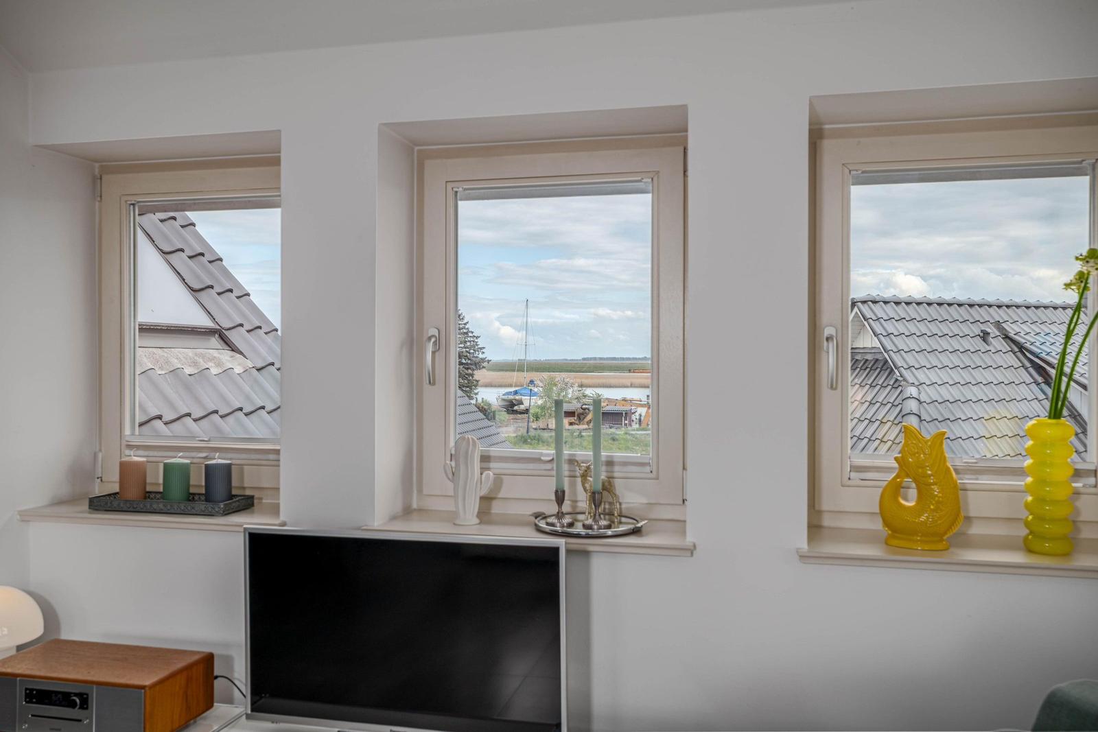 Blick durch die Wohnzimmerfenster auf den Bodden