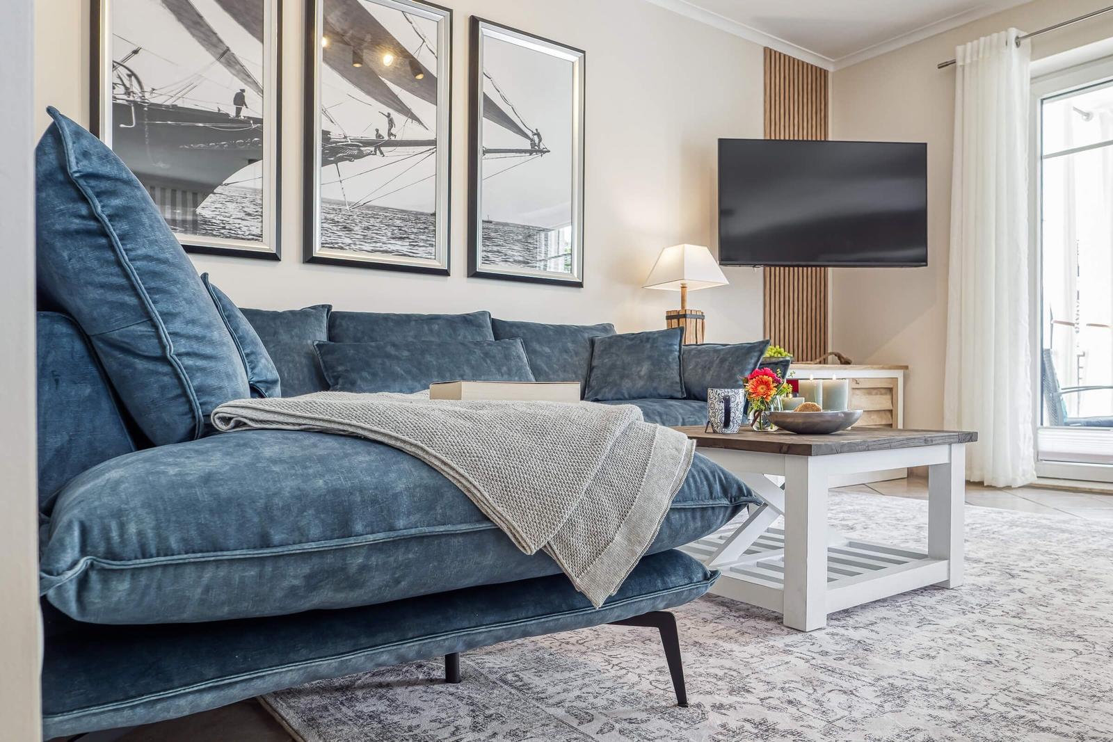 Wohnbereich mit Sofa und TV