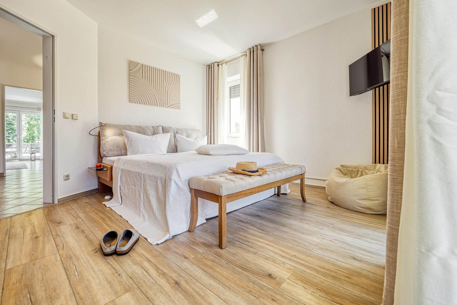 Schlafzimmer mit Doppelbett