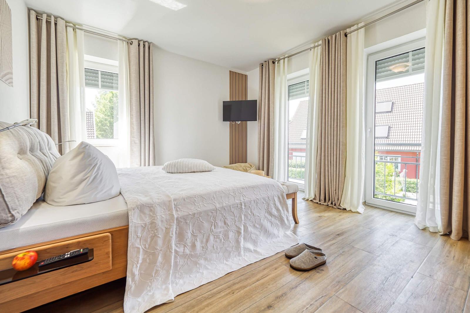 Schlafzimmer mit Doppelbett und TV