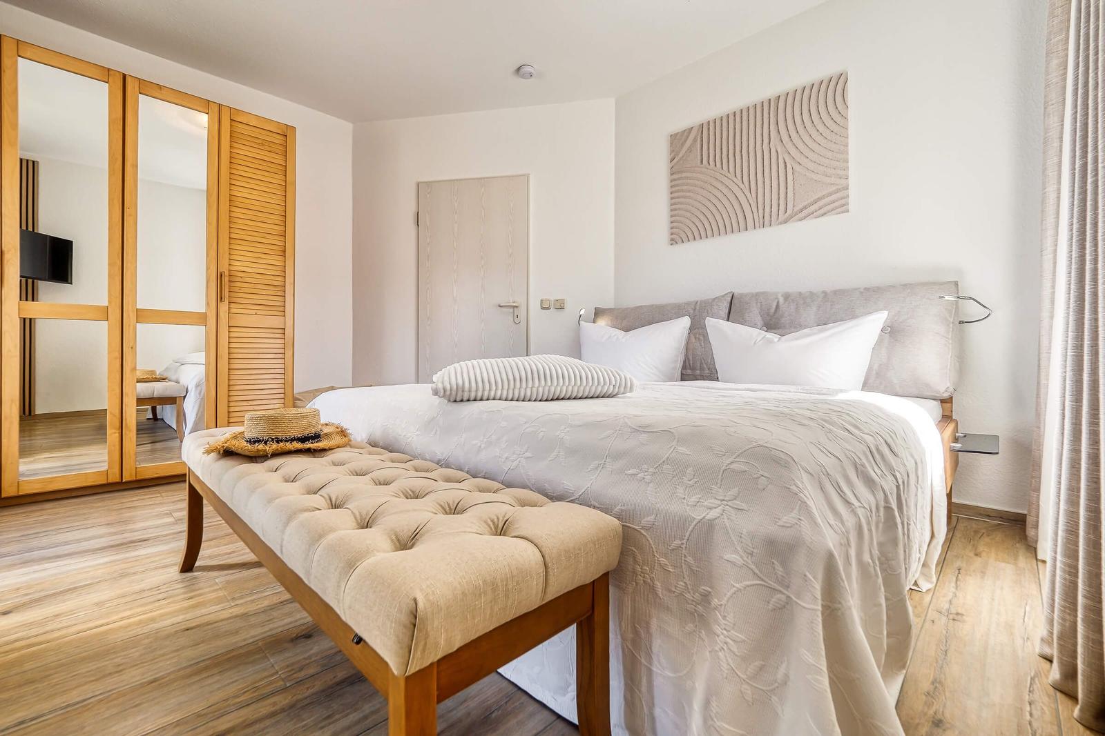 Schlafzimmer mit Doppelbett und Kleiderschrank