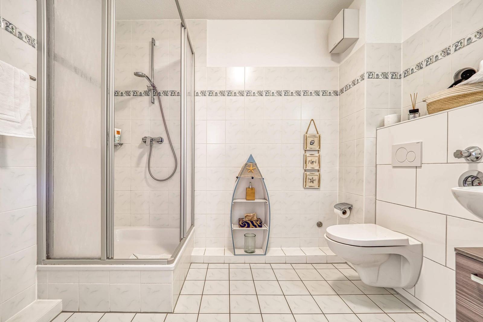 Badezimmer mit Dusche