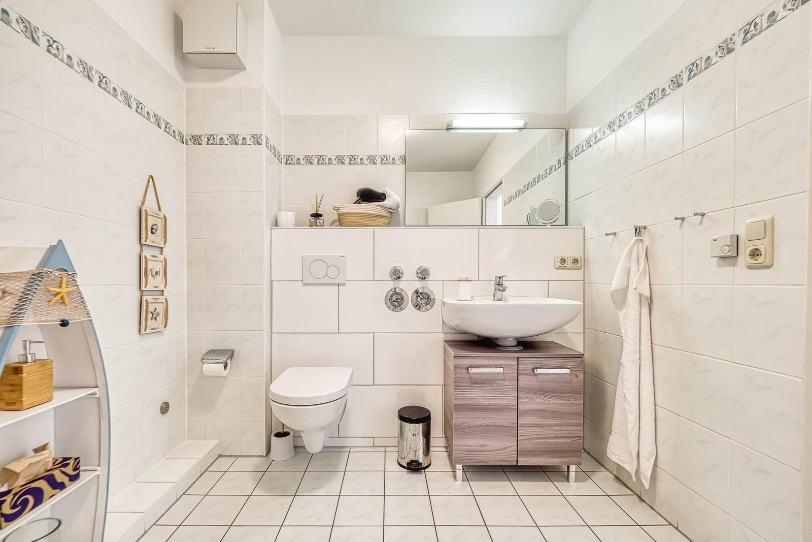 Badezimmer mit WC und Waschbecken