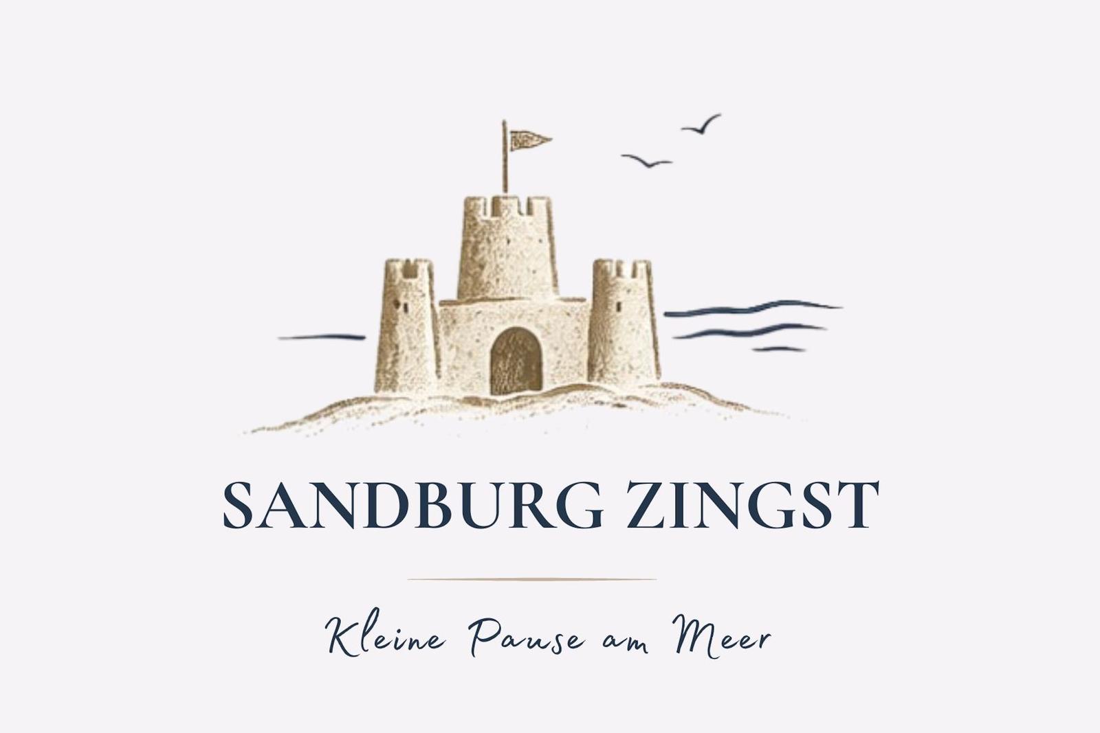 Sandburg Zingst: kleine Pause am Meer mit Flagge und Vögeln