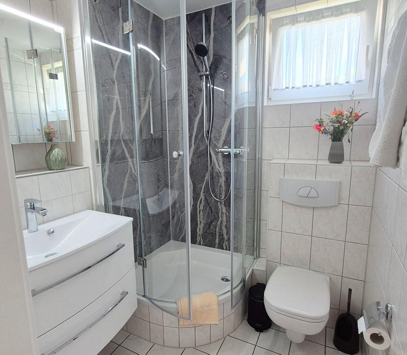 Badezimmer mit Dusche