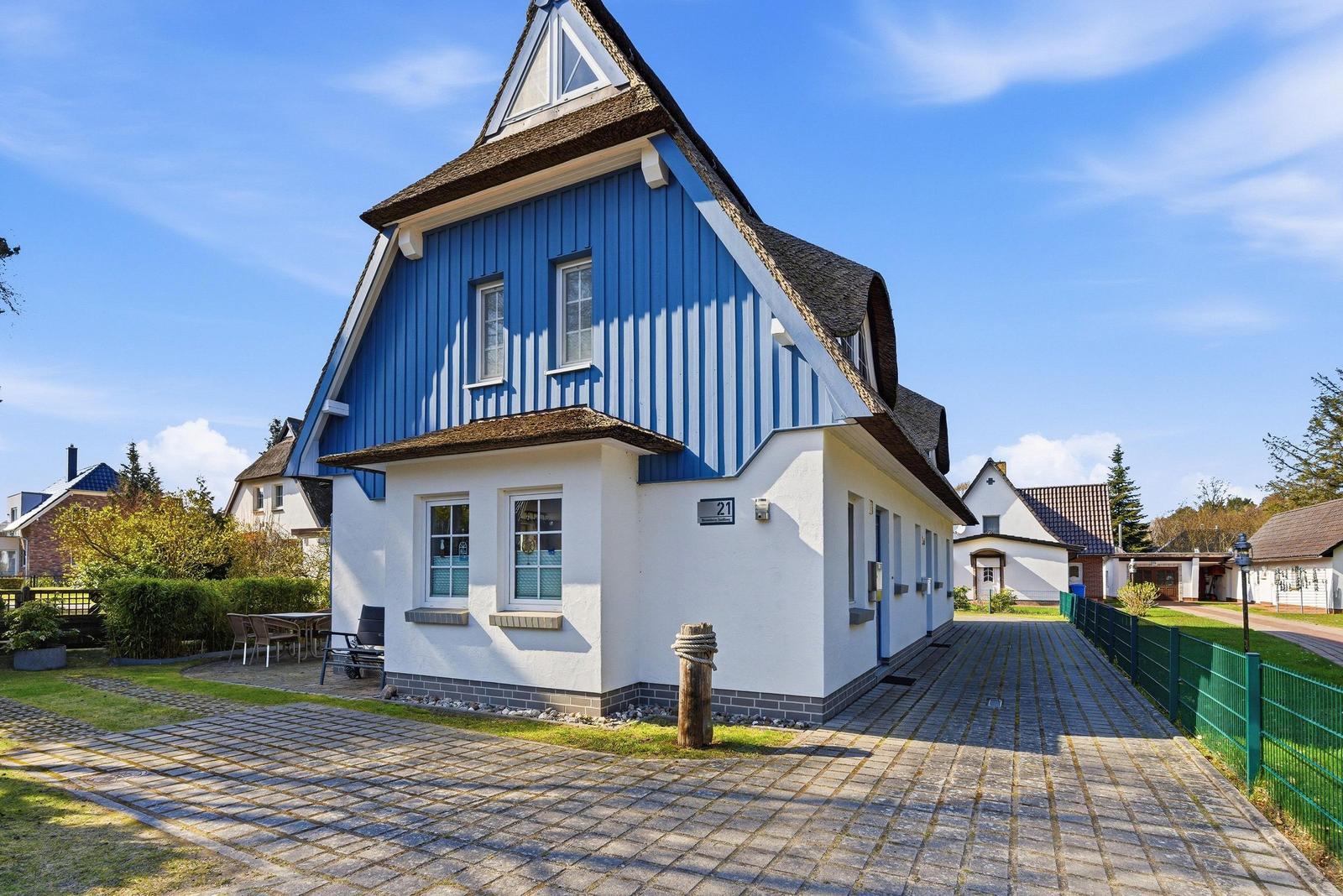 Auffahrt/Parkplatz (vorne Links)