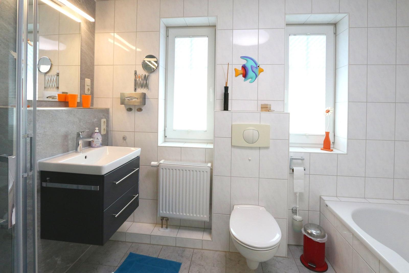 Badezimmer mit Badewanne und Dusche