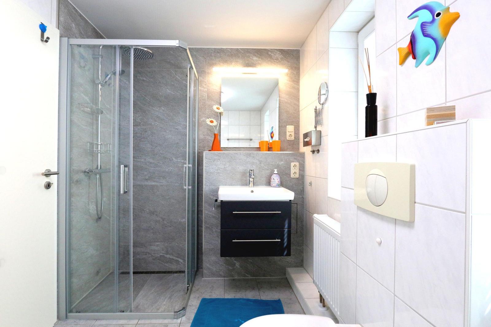 Badezimmer mit ebenerdiger Dusche