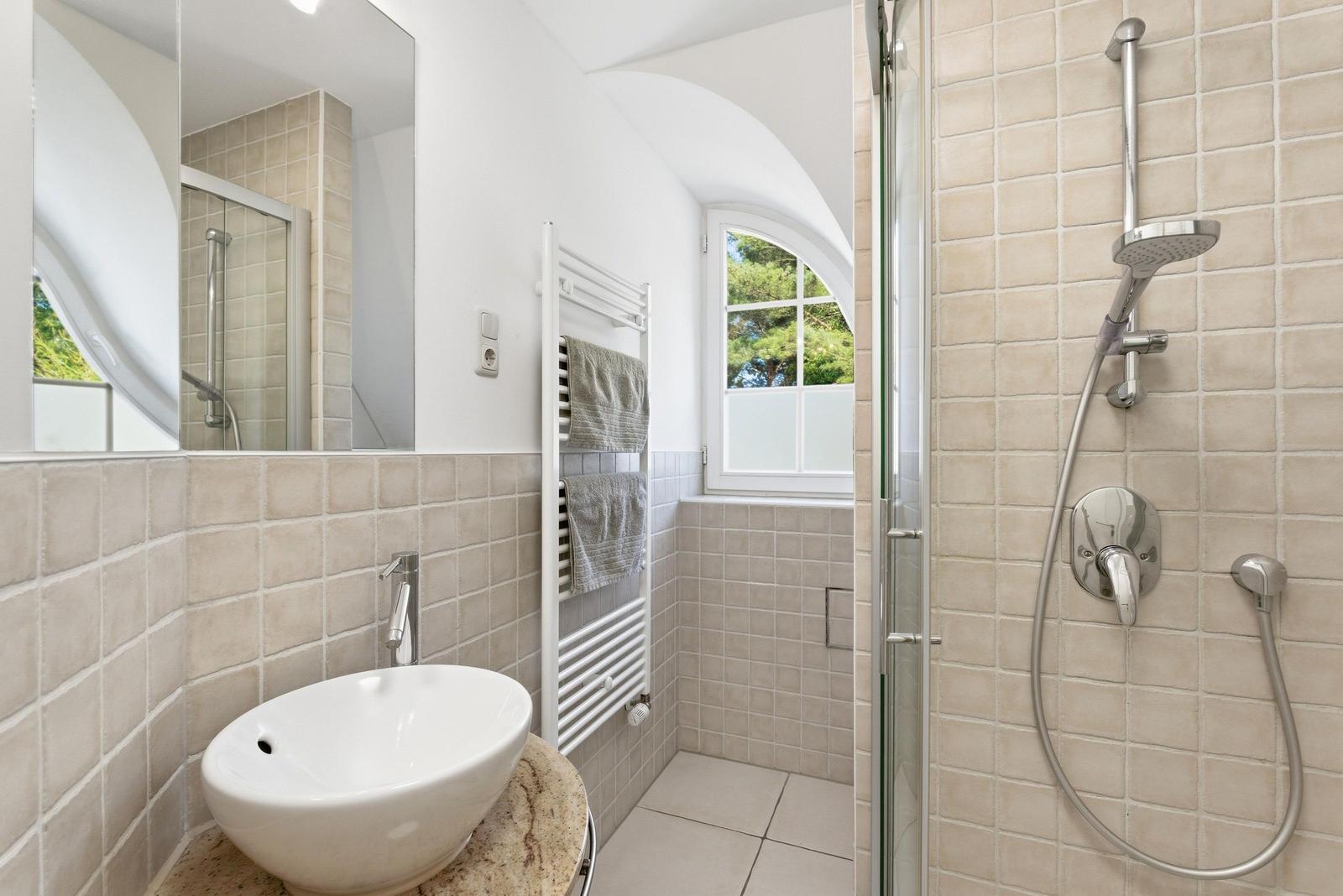 Bad mit Dusche und WC