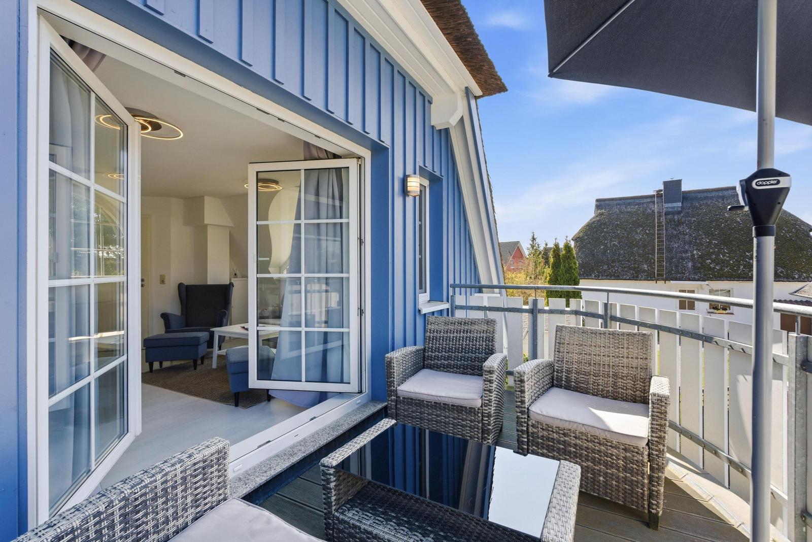 Terrasse mit Sitzgelegenheiten und Blick auf Dächer