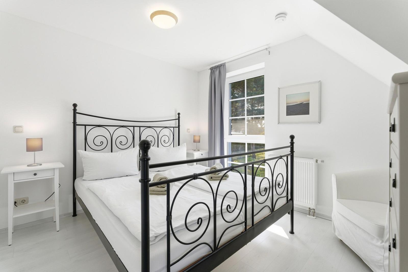 Schlafzimmer mit Doppelbett
