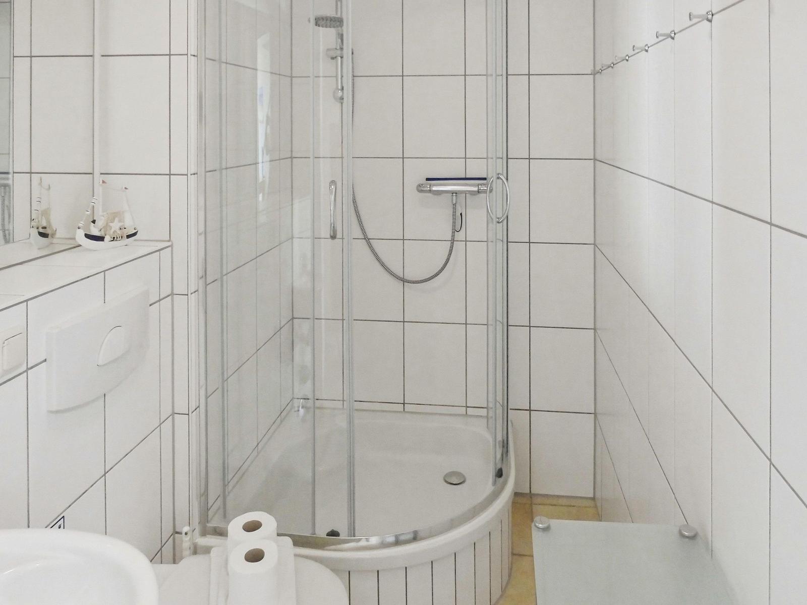 Badezimmer mit WC, Waschbecken und Dusche