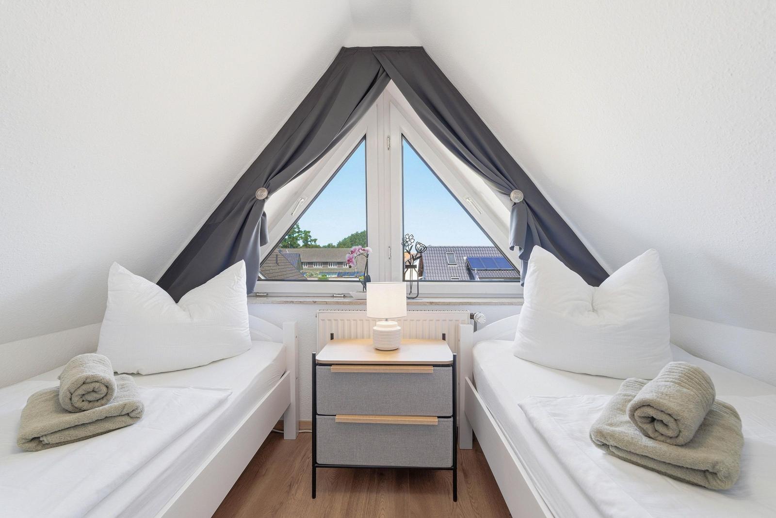 Schlafzimmer mit zwei Einzelbetten