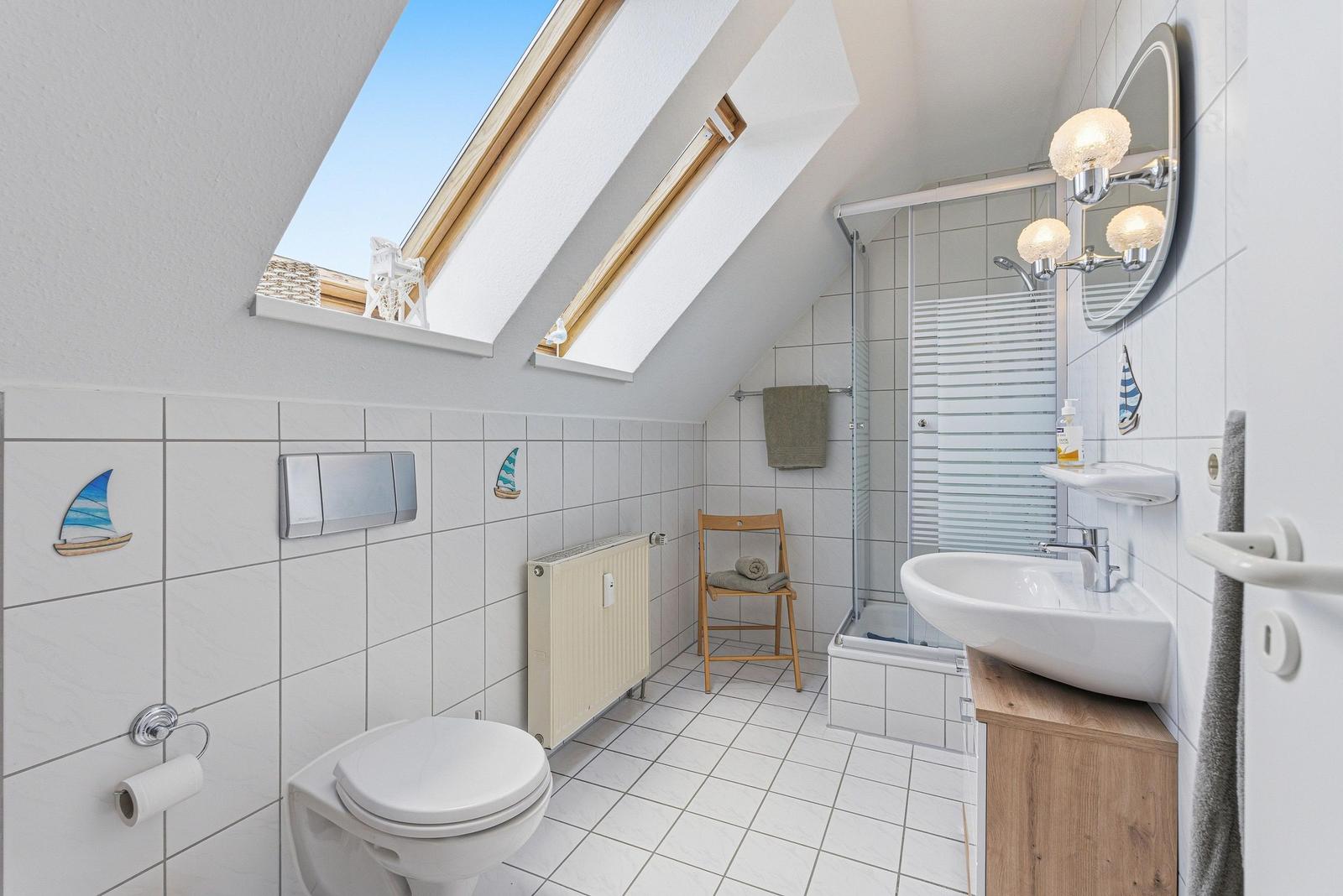 Bad mit Dusche und WC