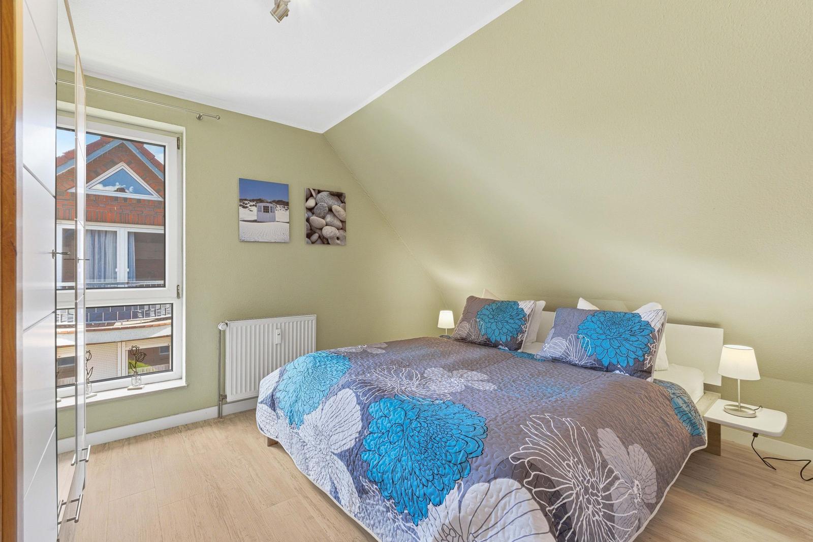 Schlafzimmer mit Doppelbett