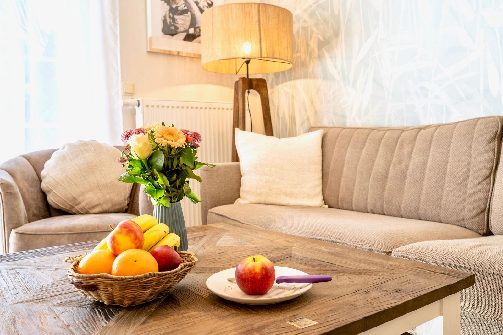 Sofa und Sessel im Wohnbereich