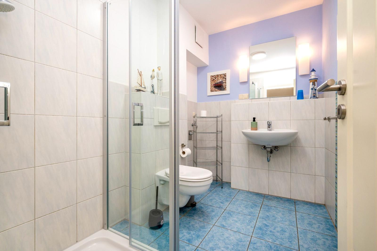 Badezimmer mit Dusche