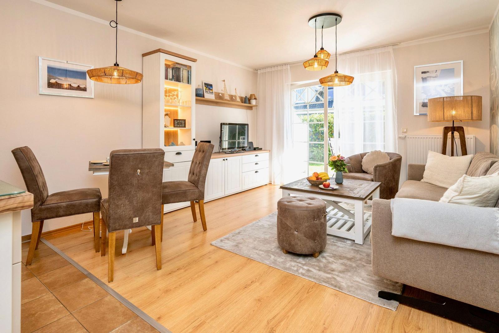Wohnbereich mit Sofa und Essbereich